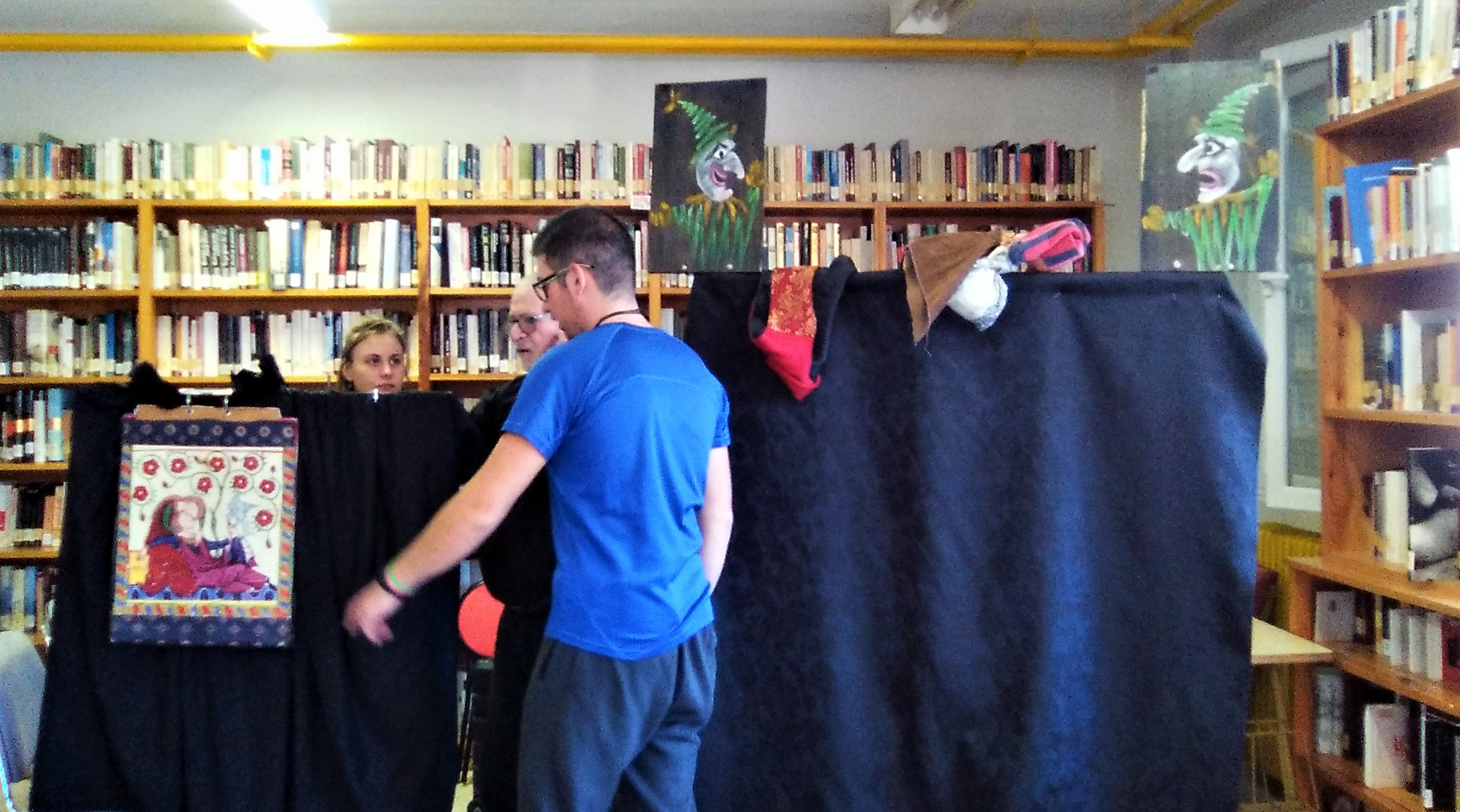 preparacion_taller_titeres_en_una_biblioteca_rural_palentina.jpg