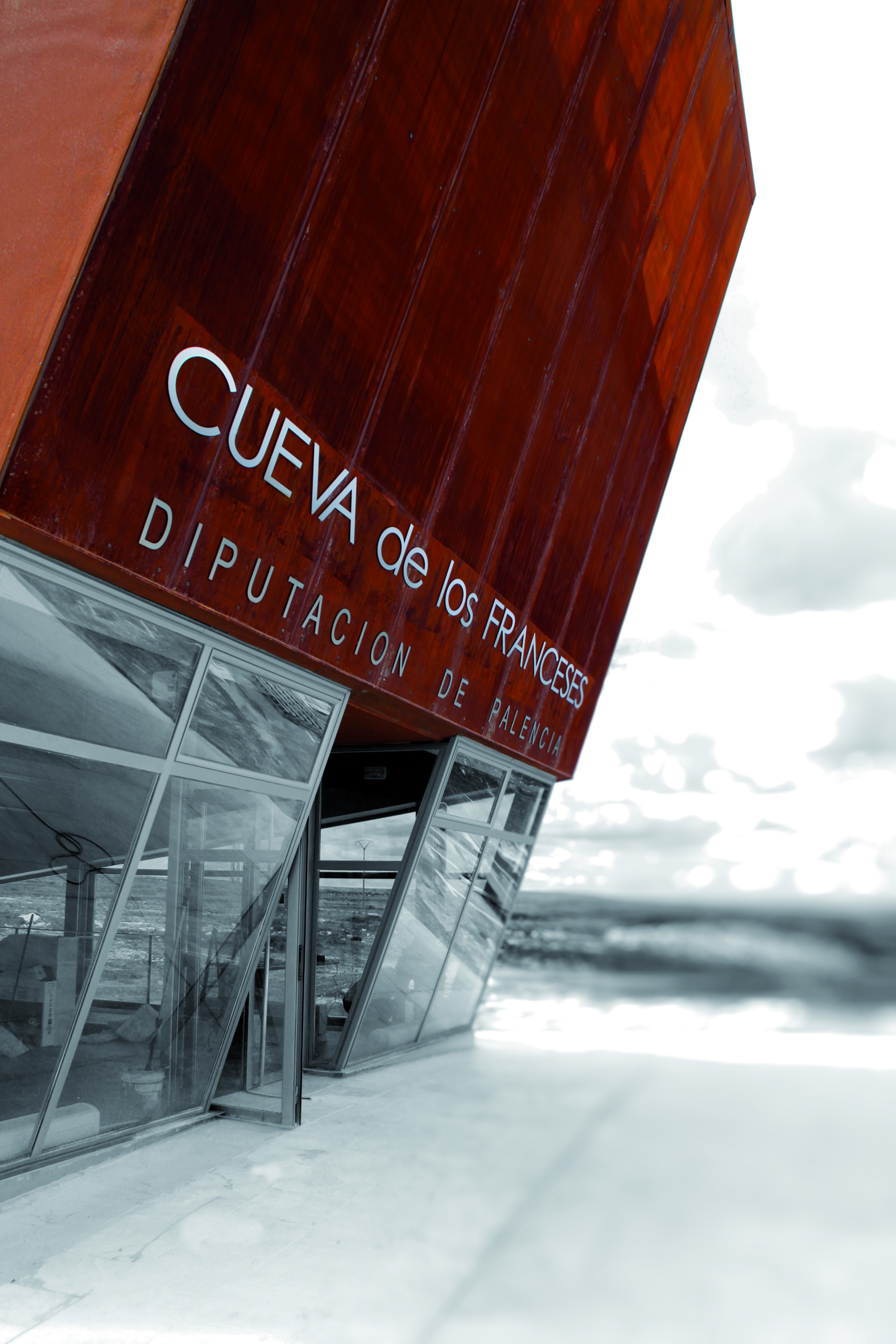 cueva_de_los_franceses_-_fachada_edificio