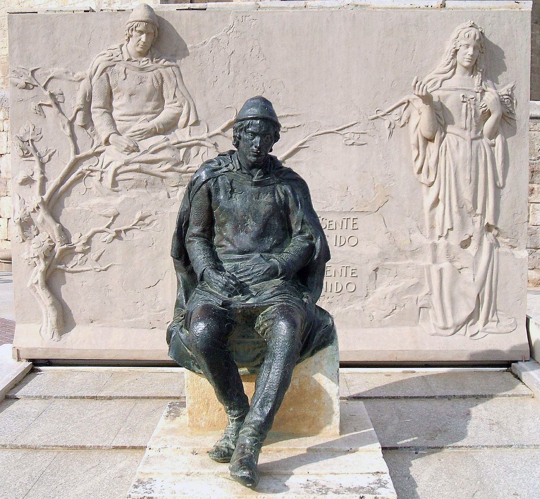 monumento_jorge_manrique_en_paredes_de_nava.jpg