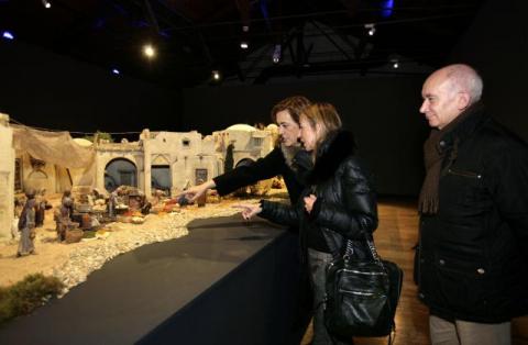 La presidenta visita el Belén acompañada por los diputados provinciales.