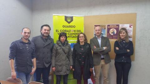 Representes de la futura asociación con el vicepresidente de la Institución.