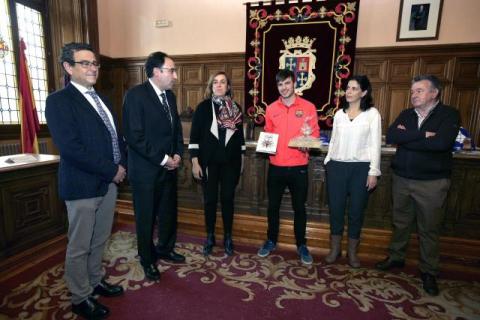 Un momento de la recepción celebrada esta tarde en el Ayuntamiento de la capital.