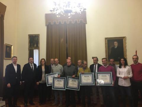 Los ganadores posan con sus diplomas y los miembros del Consorcio Provincial de Residuos