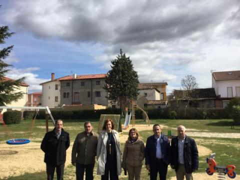 Un momento de la visita al renovado parque infantil.