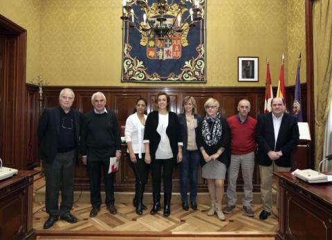 La presidenta de la Diputación posa junto a los responsables de las entidades sociales con las que ha firmado los convenios de colaboración.