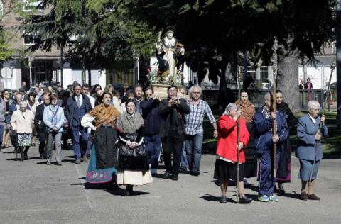 Residentes y familiares junto a las autoridades acompañaron a la imagen de San Telmo en la procesión posterior a la santa misa.