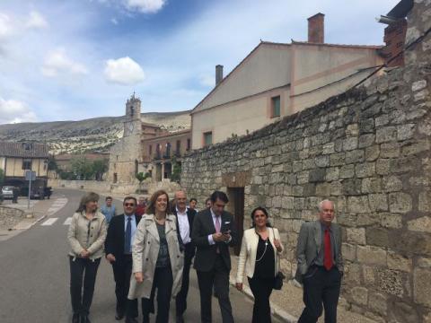 La presidenta de la Diputación junto al consejero de Fomento y la alcaldesa de Palenzuela han visitado las viviendas rehabilitadas en la antigua casa cuartel.