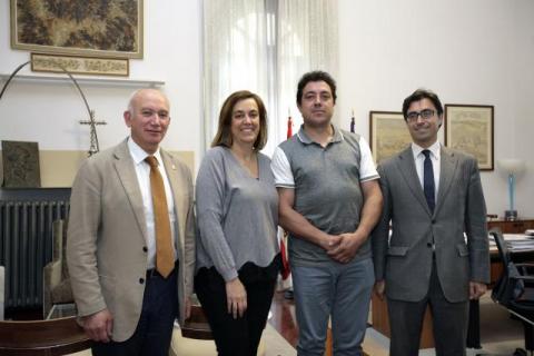 Un momento de la reunión entre la presidenta de la Diputación y el alcalde de Villaherreros.