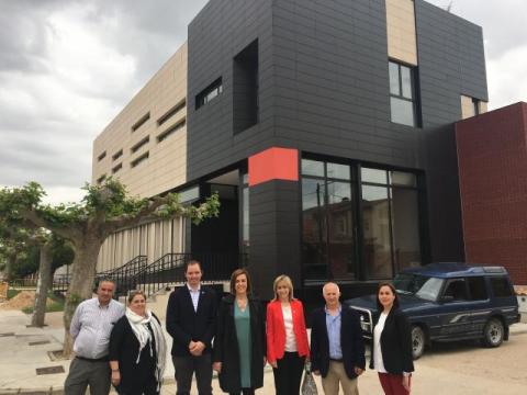 La presidenta de la Diputación acompañada de diputados, el alcalde y concejales, ha visitado el centro cívico de Magaz  para conocer los resultados de las obras.