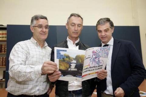 El concejal de Deporte junto a Laudelino Cubino y el director del servicio, en un momento de la presentación de la prueba ciclista.