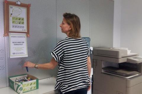 contenedor reciclaje de instrumental de escritura