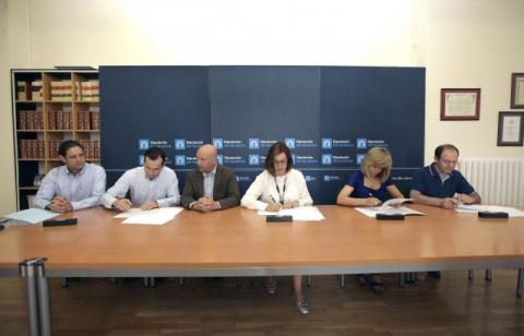 Un momento de la firma de convenios celebrada esta mañana en el Palacio Provincial.