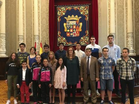 Foto de familia de los deportistas becados en 2016 con la presidenta de la Diputación y la diputada de Deportes.