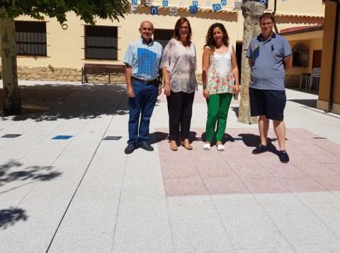 La presidenta de la Diputación ha conocido el resultado de la actuación en el patio de la instalación municipal que ha sido renovado y mejorado.