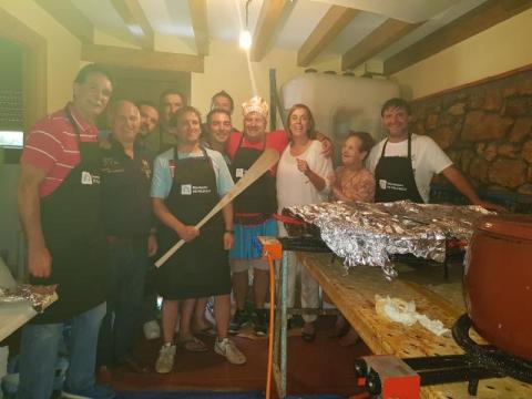 La presidenta de la Diputación saluda a los vecinos que se encargaron de elaborar la paella.