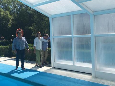 La cubierta de la piscina es móvil y permite disfrutar de agua a una temperatura más adecuada.