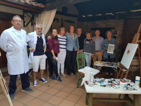 La presidenta de la Diputación saludó a los integrantes del taller de pintura.