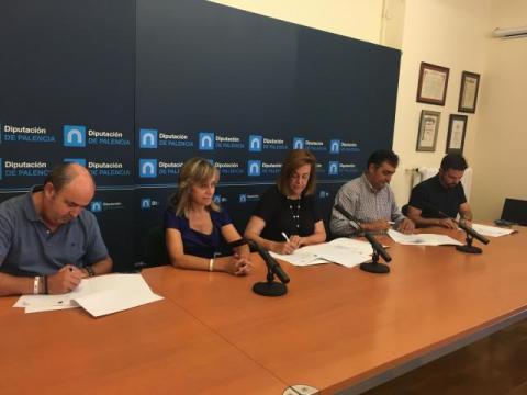 Un momento de la firma del convenio rubricada esta mañana.