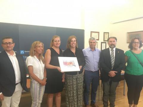 Una reproducción del cupón ha sido entregada por la director de la ONCE en Palencia, Araceli de las Heras, a la presidenta de la Diputación, Ángeles Armisén.