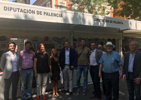 La presidenta de la Diputación ha asistido a la inauguración de la Feria del Libro y ha visitado el stand de la Diputación.