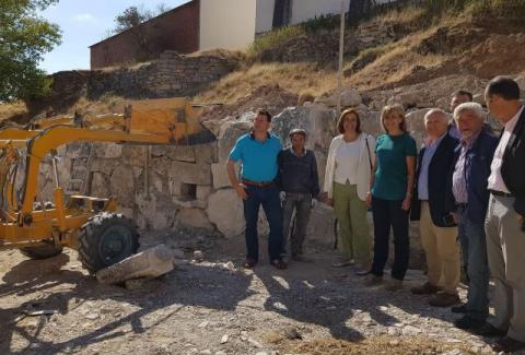 La presidenta de la Diputación ha conocido la actuación que se está llevando en la localidad con cargo a los planes provinciales.