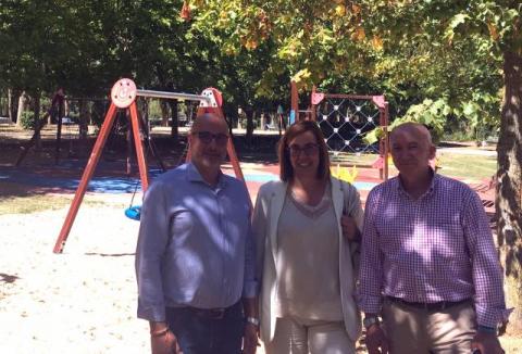 Durante su estancia en Carrión, la presidenta de la Diputación también conoció el resultado de la actuación financiada por la Institución en el parque infantil para su mejora.