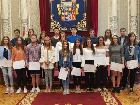 La presidenta de la Diputación y la concejala de Deportes, junto a los deportistas que reciben beca de la Institución provincial.