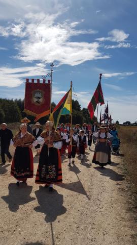 Los pendoneros desfilaron por las calles con la presencia del diputado provincial, Adolfo Palacios.