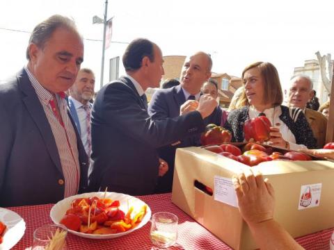 La presidenta de la Diputación junto al director general de Agricultura y el alcalde de Torquemada comprueban la alta calidad de los pimientos.