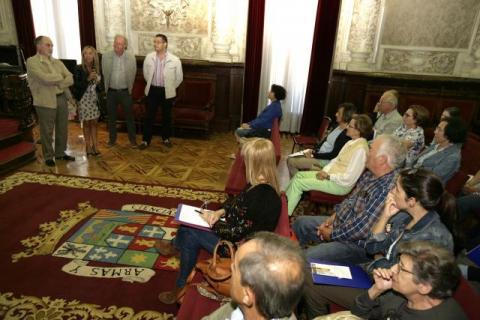 La diputada de Cultura, Carmen Fernández, saluda a los participantes en el curso.