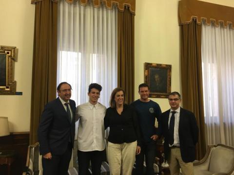 El alcalde junto a la presidenta de la Diputación y el responsable del servicio de Deportes, junto al atleta José San Pastor y su entrenador Francisco Caballero.