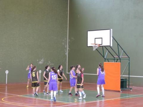 Jóvenes jugando al baloncesto en pista de la provincia de Palencia