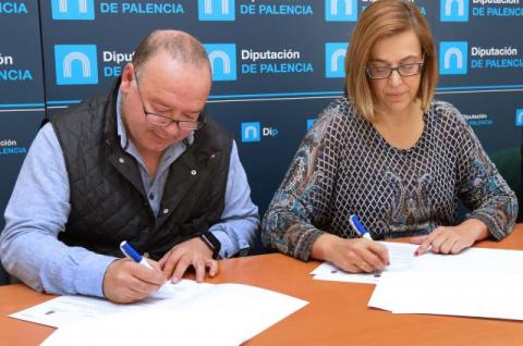 El alcalde de Barruelo y la presidenta de la Diputación han rubricado esta mañana el convenio en el Palacio Provincial.