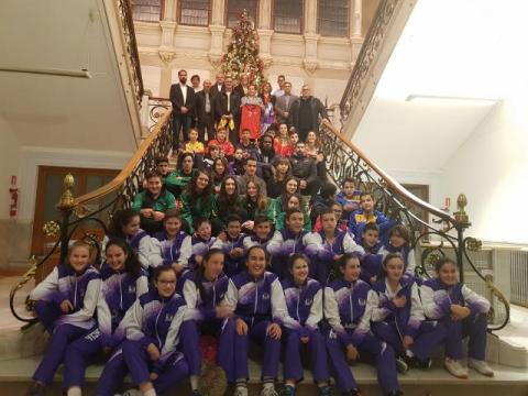 Foto familia Deporte base y femenino con autoridades