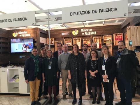 Productores de Alimentos de Palencia junto a la presidenta de la Diputación en la edición 2017 de Madrid Fusión.