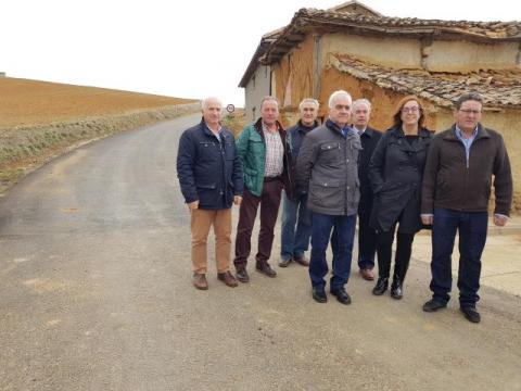Un momento de la visita realizada por la presidenta de la Diputación a Olea de Boedo.