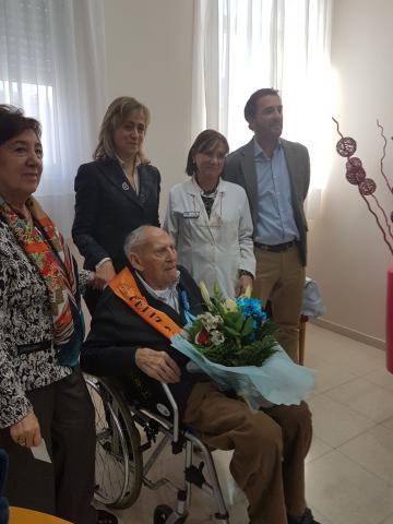 La diputada de Servicios Sociales entregó a Cipriano un regalo y un ramo de flores.