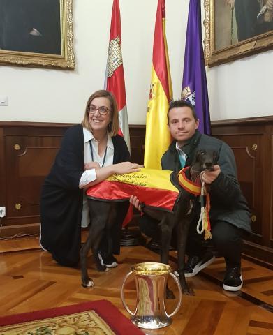La presidenta de la Diputación posa junto a Malú y a su entrenador Óscar Cantero.