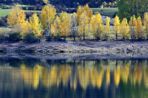 espejos_de_otono_ruesga_-_antonio_mediavilla_largo_embalse_de_ruesga