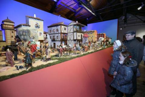 Familia disfrutando de un belén expuesto en en Centro Cultural 
