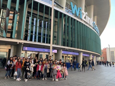 Los ganadores, disfrutando de su premio