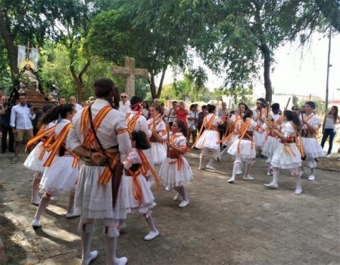 Actuación de danza y palote