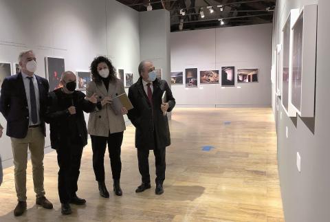 Navia explica Alma tierra autoridaes dia inauguracion.jpg