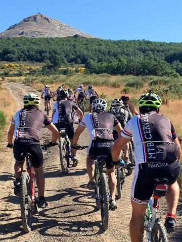 ciclistas en una prueba BTT.jpg