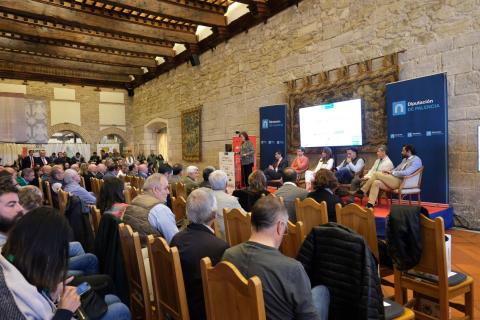 La presidenta de la Diputación clausura el Congreso de Campo.JPG