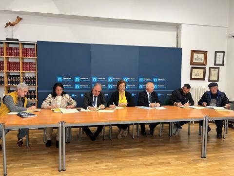 Un momento de la firma de los convenios.