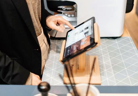 Mayor usando una tablet