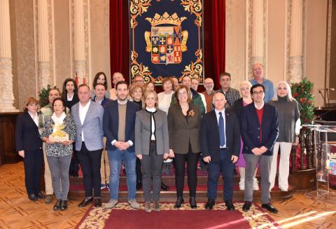 Foto de familia de los homenajeados 