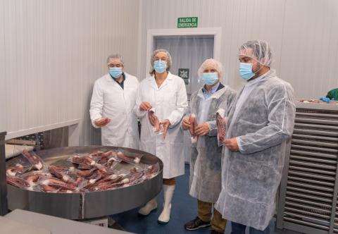 Un momento de la visita realizada por la presidenta a Merpacífico.