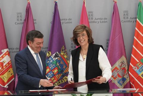 Un momento de la firma del convenio.